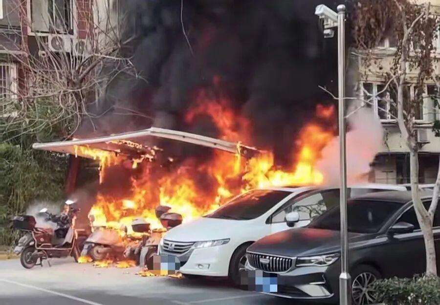 开云数字工具-上海一小区突发火灾，多辆非机动车被烧毁，还殃及一辆商务车