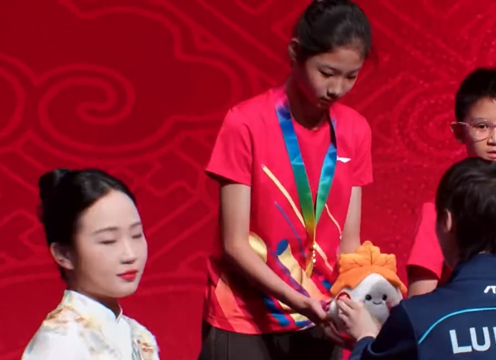 豪取三连冠！中国女乒又一10岁天才新星闪耀：新版王曼昱上线