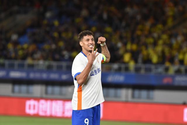 开云官方平台-【中超】克雷桑戴帽 西海岸1比5泰山遭赛季首败