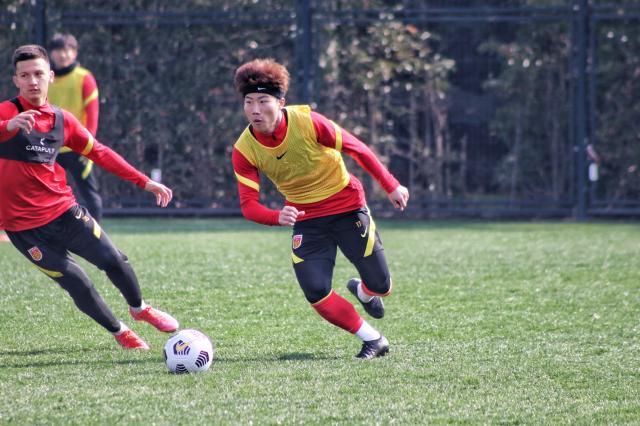 开云APP下载-01国奥上海集训考察锋线 要从20余人寻觅最佳组合