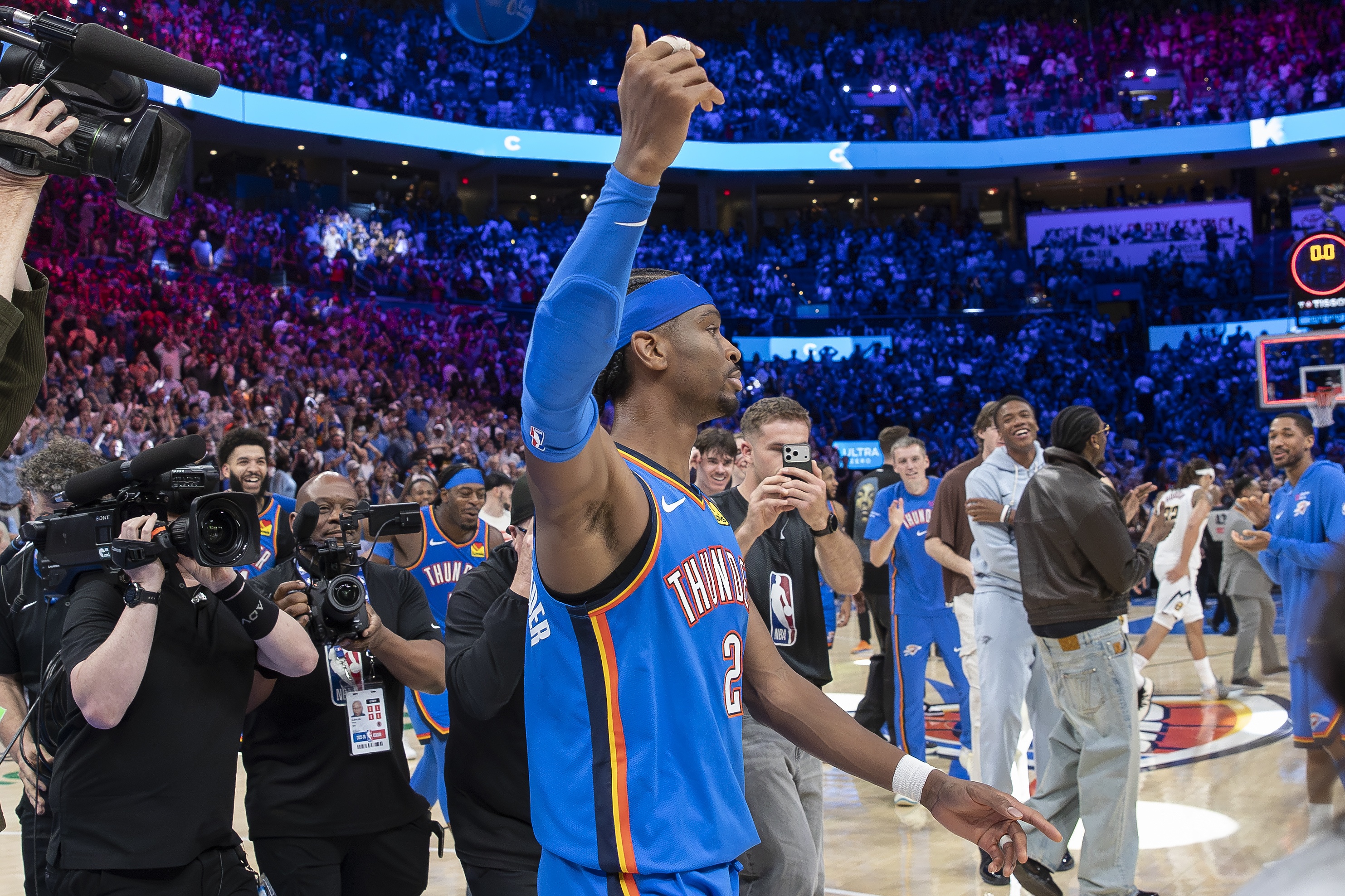 开云APP下载-连续3场关键球！神的武器再加撤步三分 SGA提前终结本季MVP讨论