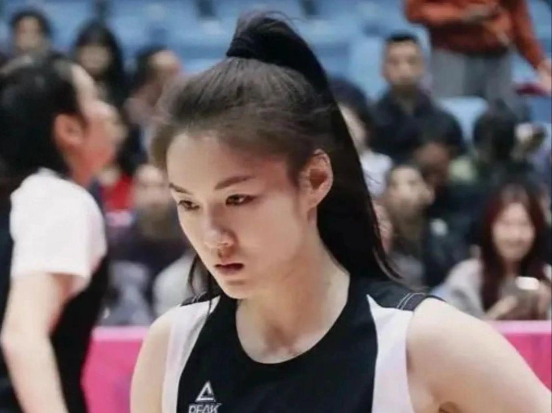 开云智能体验-光漂亮有啥用？5中1+正负值最低，球迷：回去看王思雨的比赛录像