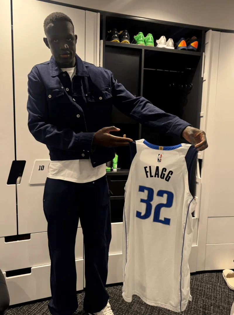 开云APP下载-大学队友！马卢阿奇赛后展示弗拉格送给他的比赛球衣