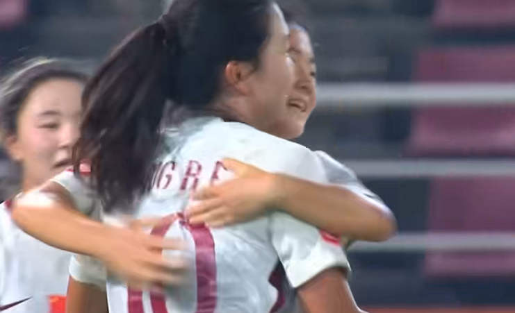 开云官方平台-超级巨大失误！泰国门将黄油手，肖亚飞远射破门，U20女足领先